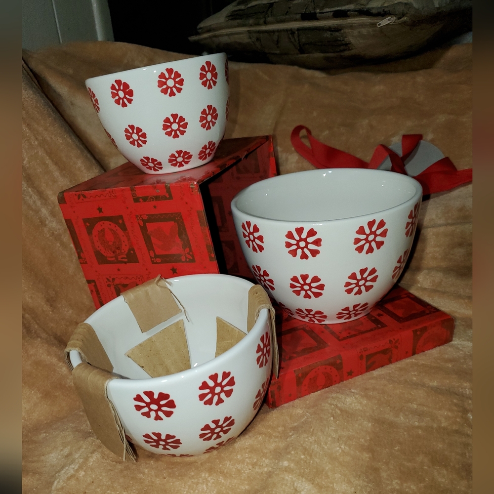 NWB Crate&Barrel Red and White Decorative Bowls - Picture 3 of 5